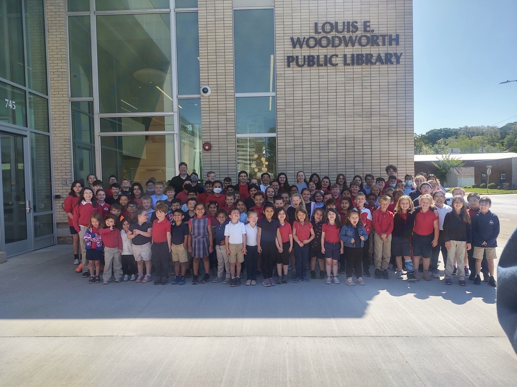 Group photo in front of the library
